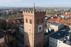 Widok z lotu ptaka na Krzywą Wieżę, kościół pod wezwaniem świętej Anny oraz w tle góry