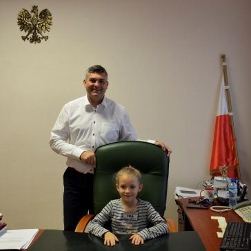 Burmistrz miasta Marcin Orzeszek z dziewczynką