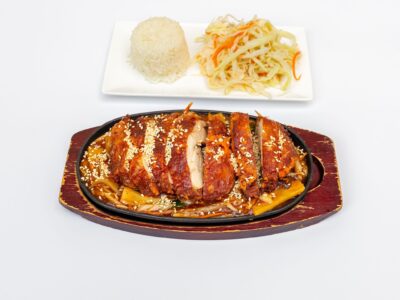 Azjatycka potrawa składająca się z kawałków upieczonego mięsa, podana z ryżem i surówką.