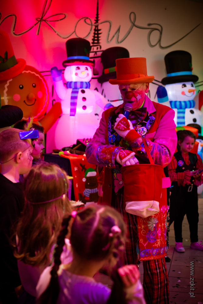Bal Karnawałowy na zakończenie Ferii w ZCKiT klaun z dziećmi