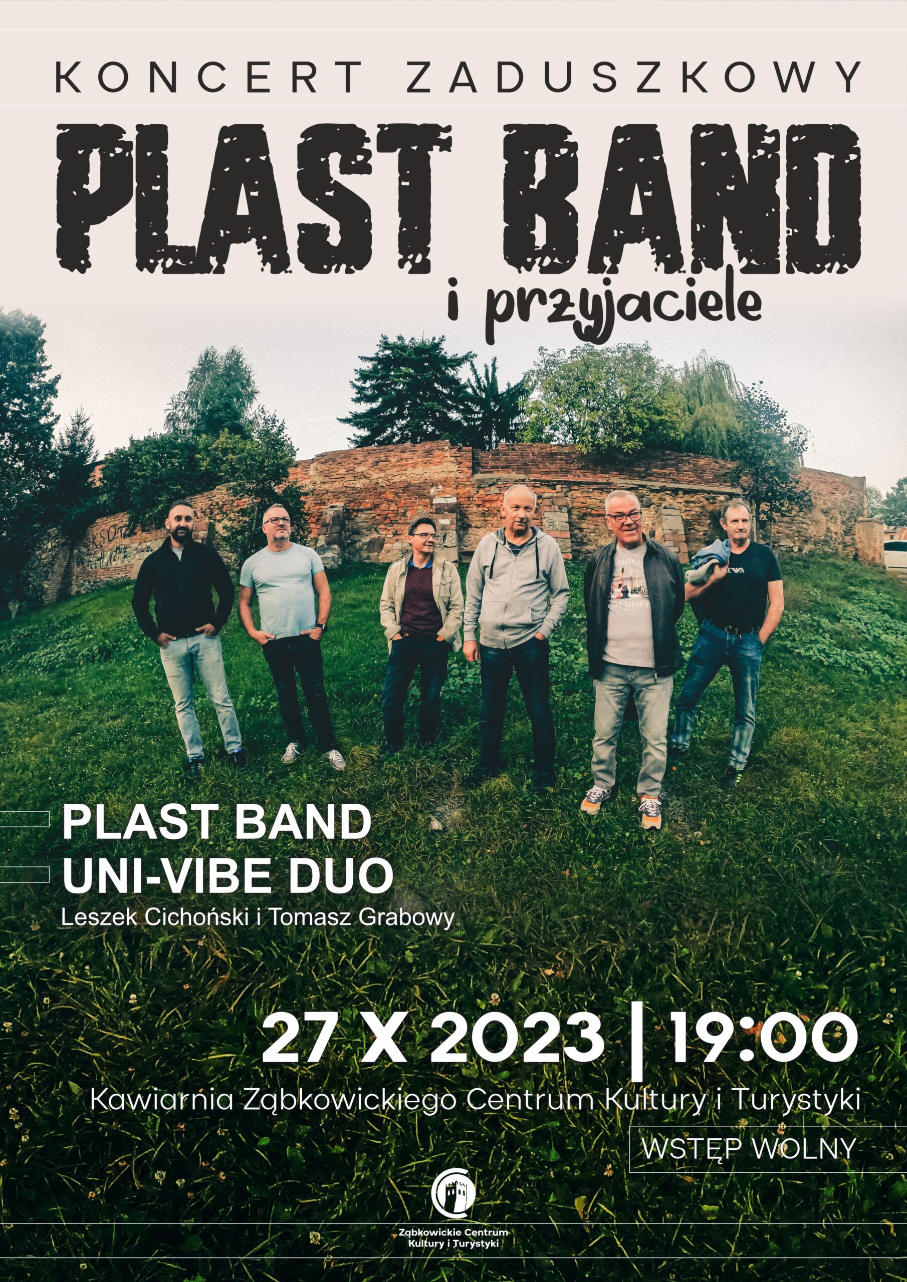 Plakat informacyjny o koncercie zepołu PLAST BAND 27 października 2023 o godzinie 19:00 w kawiarni Ząbkowickiego Centrum Kultury i Turystyki. Na plakacie znajduje się zdjęcie zespołu.