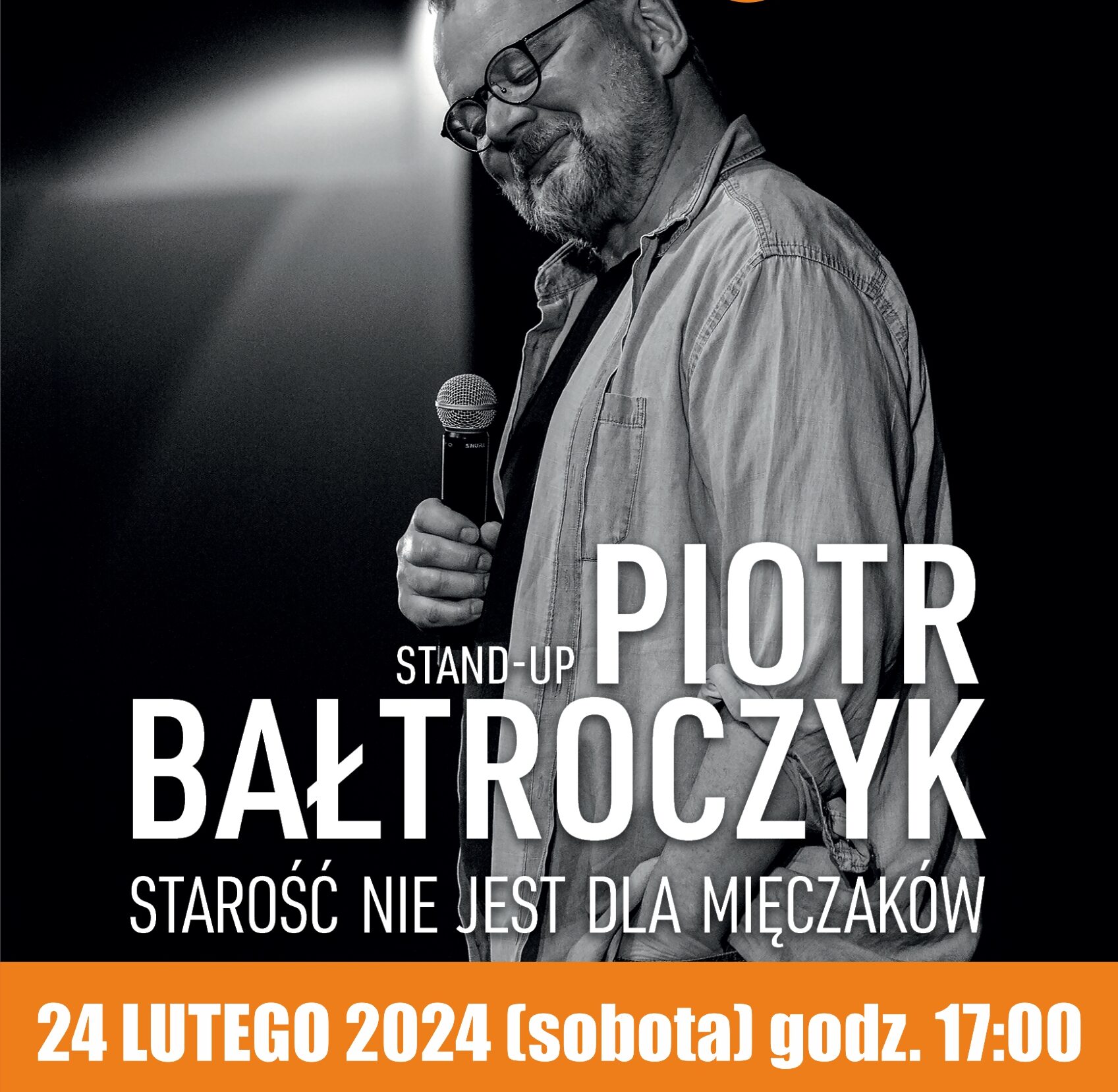 Plakat informacyjny o stand-upie Piotra Bałtroczyka "Starość nie jest dla mięczaków" 24 lutego 2024 o godzinie 17:00. Na tle mężczyzna w podeszłym wieku, z zarostem i w okularach trzyma mikrofon i uśmiecha się.