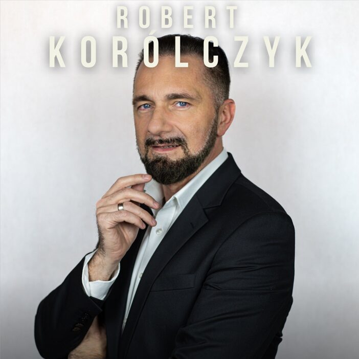 Plakat informujący o premierowym programie Roberta Korólczyka 