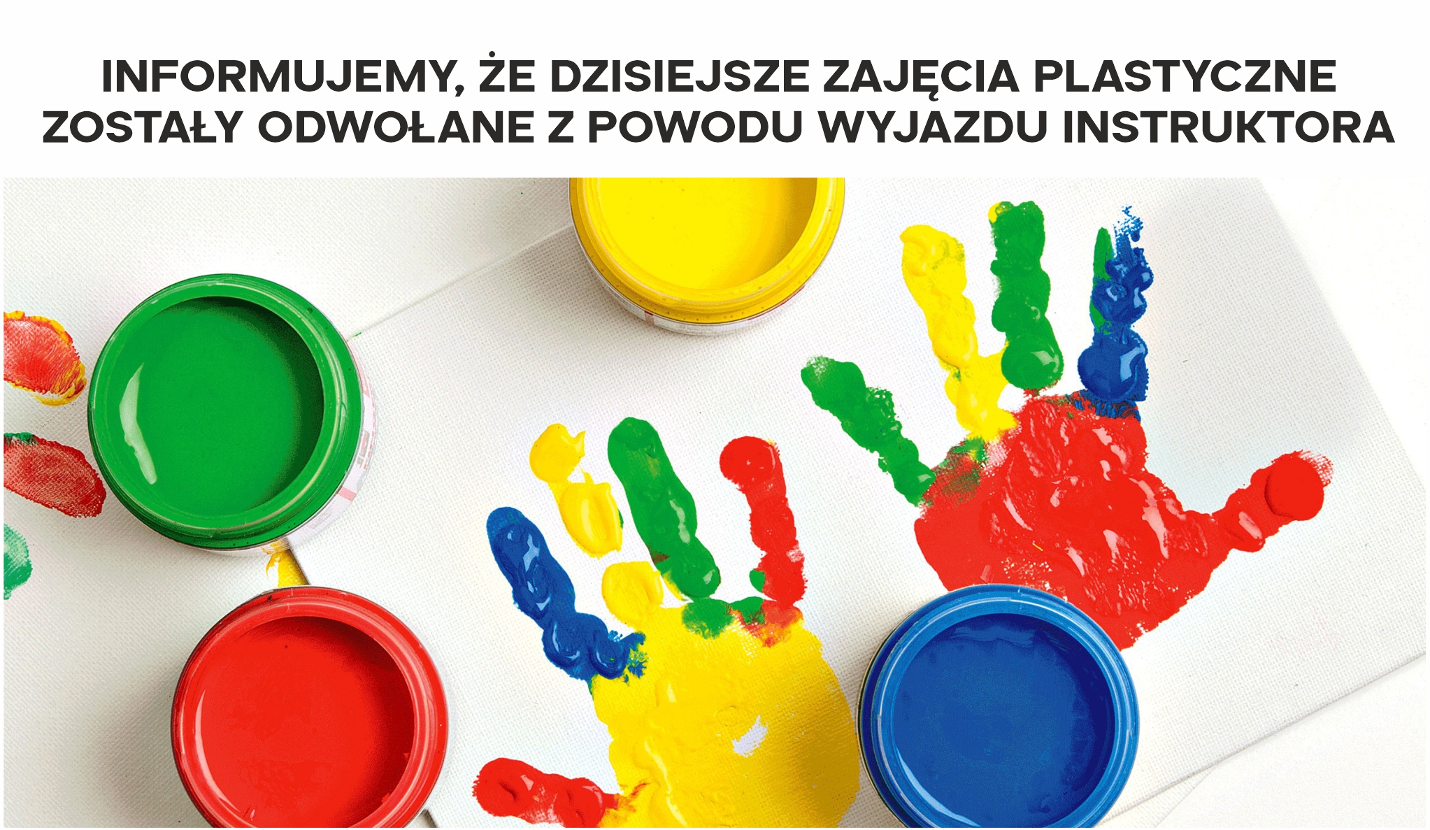 Plakat informujący o odwołaniu zajęć plastycznych. Widnieje na nim zdjęcie kolorowych farb i odciśniętych na kartce dłoni.