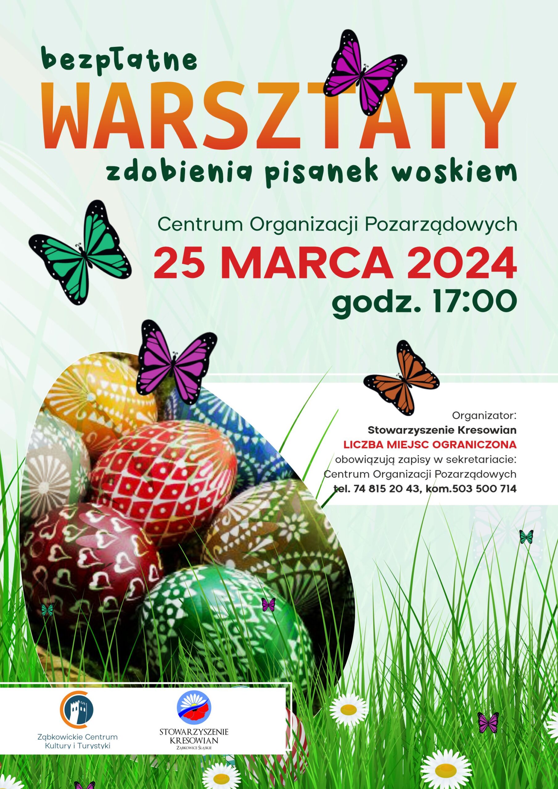 Plakat informujący o bezpłatnych warsztatach zdobienia pisanek woskiem, który odbył się 25 marca 2024 roku o godzinie 17:00. Na plakacie znajduje się kolorowa pisanka na trawie w towarzystwie motyli.